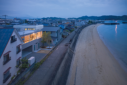 <span>愛媛県</span>ランドスケープまでを含めた <br>おおらかな場を建築