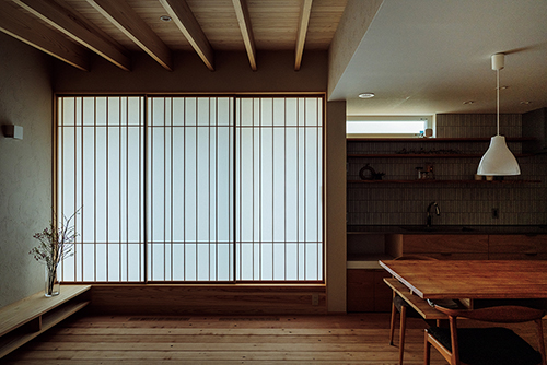 <span>愛媛県</span>無垢材や珪藻土など自然素材を <br>ふんだんに使った心地よい家