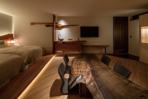 <span>東京都</span>彫刻の様に絵画の様に美しい <br> 無垢の一枚板の家具